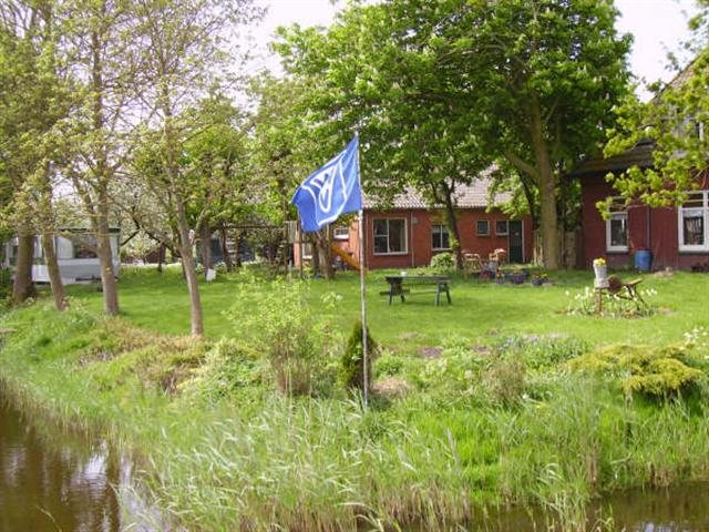 De boerderij vanaf de vaart