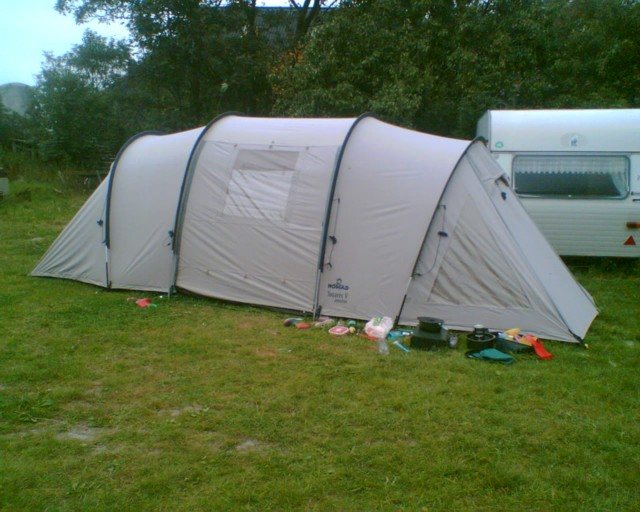 Met de tent op het veld